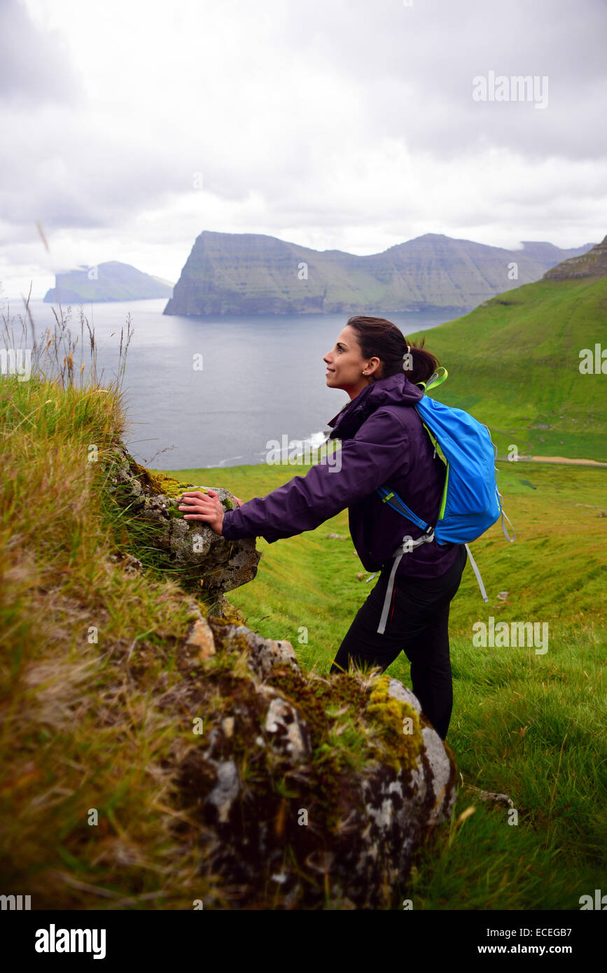 Junge aktive Frau Wanderland Kalsoy, Färöer Inseln Stockfoto