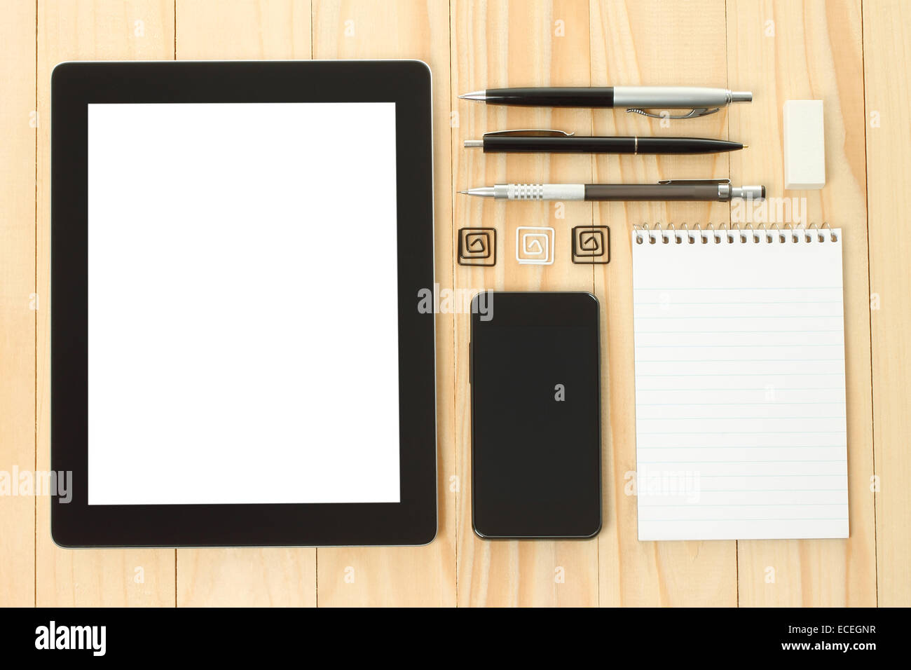 Tablet-PC und Smartphone mit Büro Schulbedarf auf hölzernen Hintergrund Stockfoto