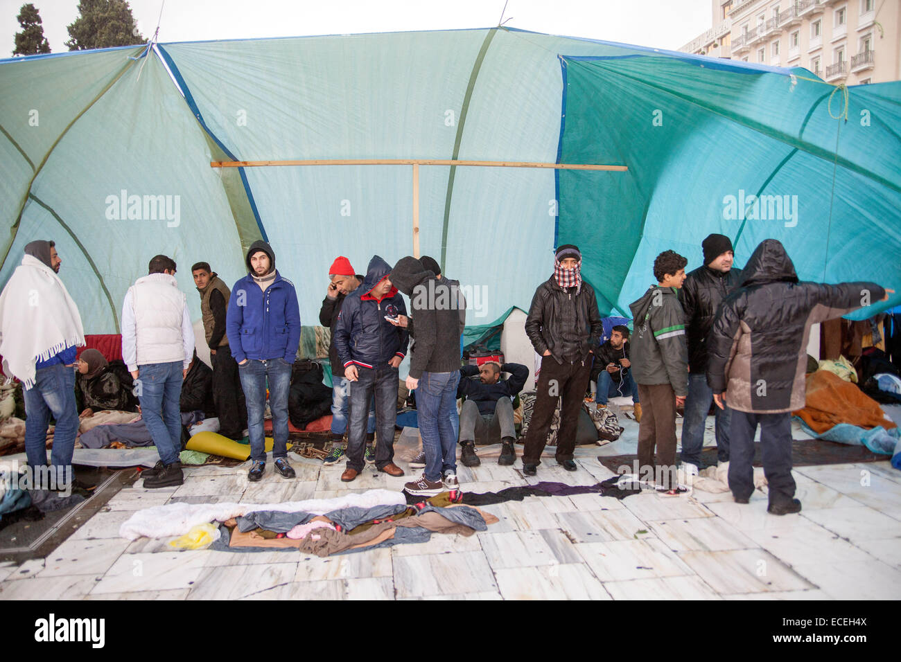 Syrische Flüchtlinge in Athen. Seit dem 19. November syrische Flüchtlinge bleiben des Fahrbahnbelags. Anspruchsvolle aus griechischen Regierung Dokumente innerhalb Europas zu reisen. 08.12.2014 Stockfoto