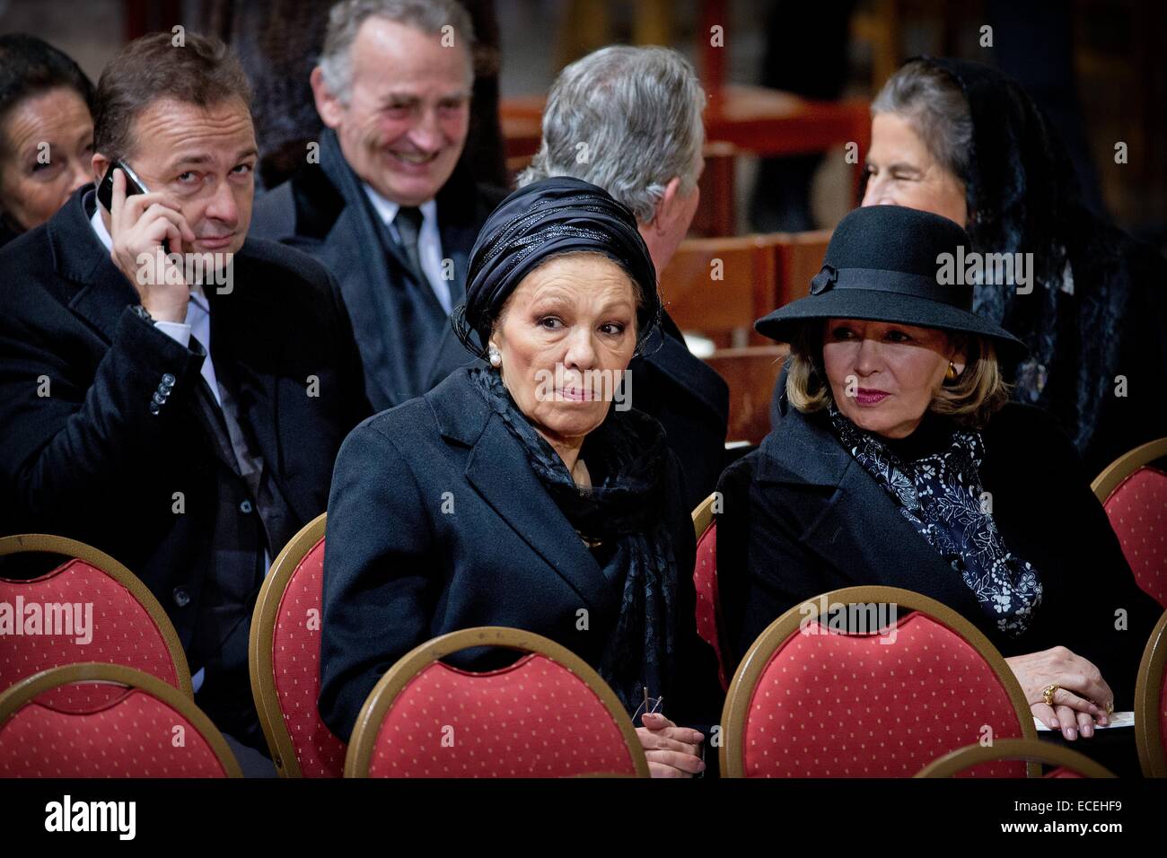 Brüssel, Belgien. 12. Dezember 2014. Former Persian Empress Farah Diba-Pahlavi (C) wohnt die Beerdigung der belgischen Königin Fabiola in der Kathedrale St. Michael und St. Gudula in Brüssel, 12. Dezember 2014. Foto: Patrick van Katwijk / Frankreich, kein Draht-SERVICE/Dpa/Alamy Live News Stockfoto