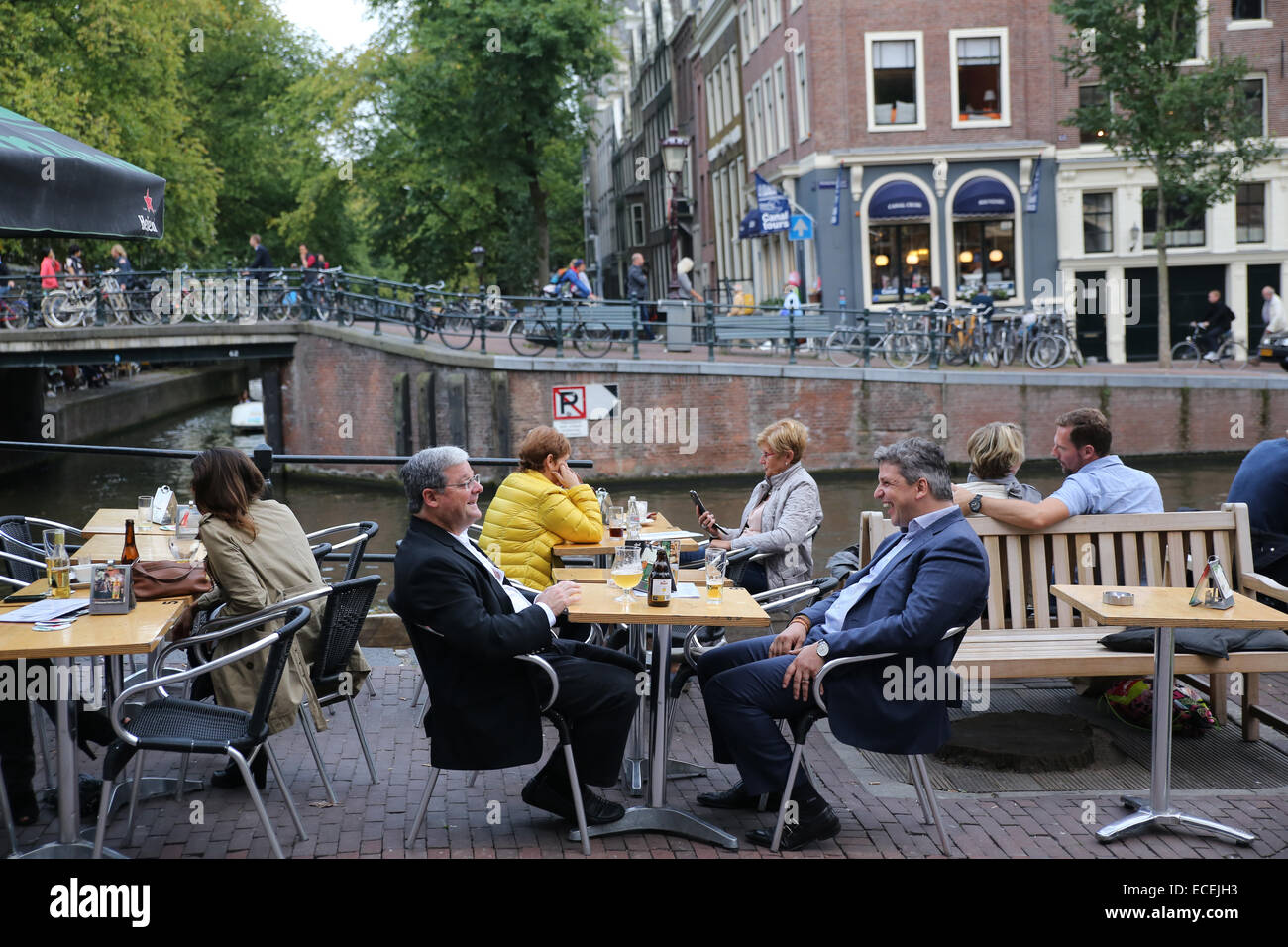 Business-Mann genießen Sie Bier Terrasse Urcun Amsterdam Niederlande Stockfoto