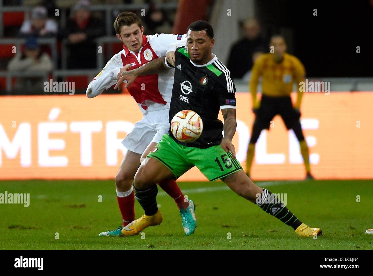 Lüttich, Belgien. 11. Dezember 2014. UEFA Europa League. Standard-Leige gegen Feyenoord Rotterdam. Corentin Fiore von Standard Lüttich und Colin Kazim Richards von Feyenoord © Aktion Plus Sport/Alamy Live-Nachrichten Stockfoto