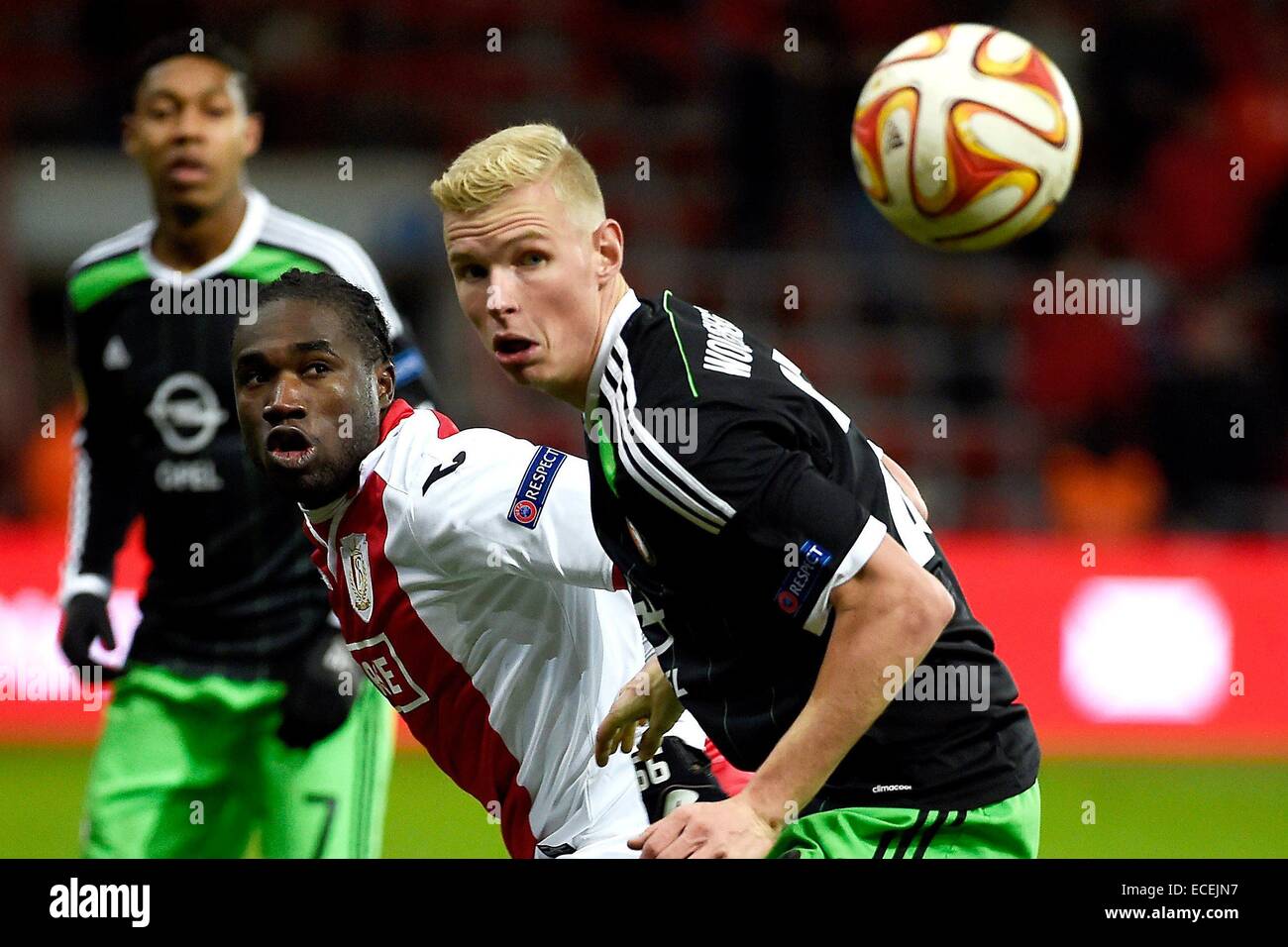 Lüttich, Belgien. 11. Dezember 2014. UEFA Europa League. Standard-Leige gegen Feyenoord Rotterdam. Jeff Louis von Standard Lüttich und Lucas Woudenberg von Feyenoord zusehen, wie der Ball das Gebiet überquert © Action Plus Sport/Alamy Live News Stockfoto