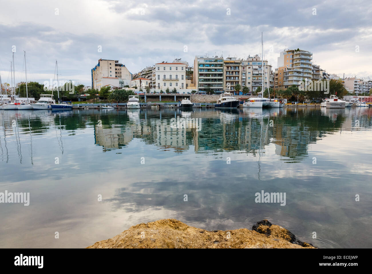 Teilansicht der Zea Marina Hafen mit Fischerbooten verankert entlang der Küste in Griechenland Stockfoto
