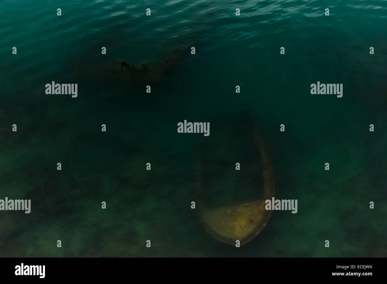Versunkene Fischerboote unter Wasser, verlassen im kleinen Hafen von Zea Marina in Griechenland Stockfoto
