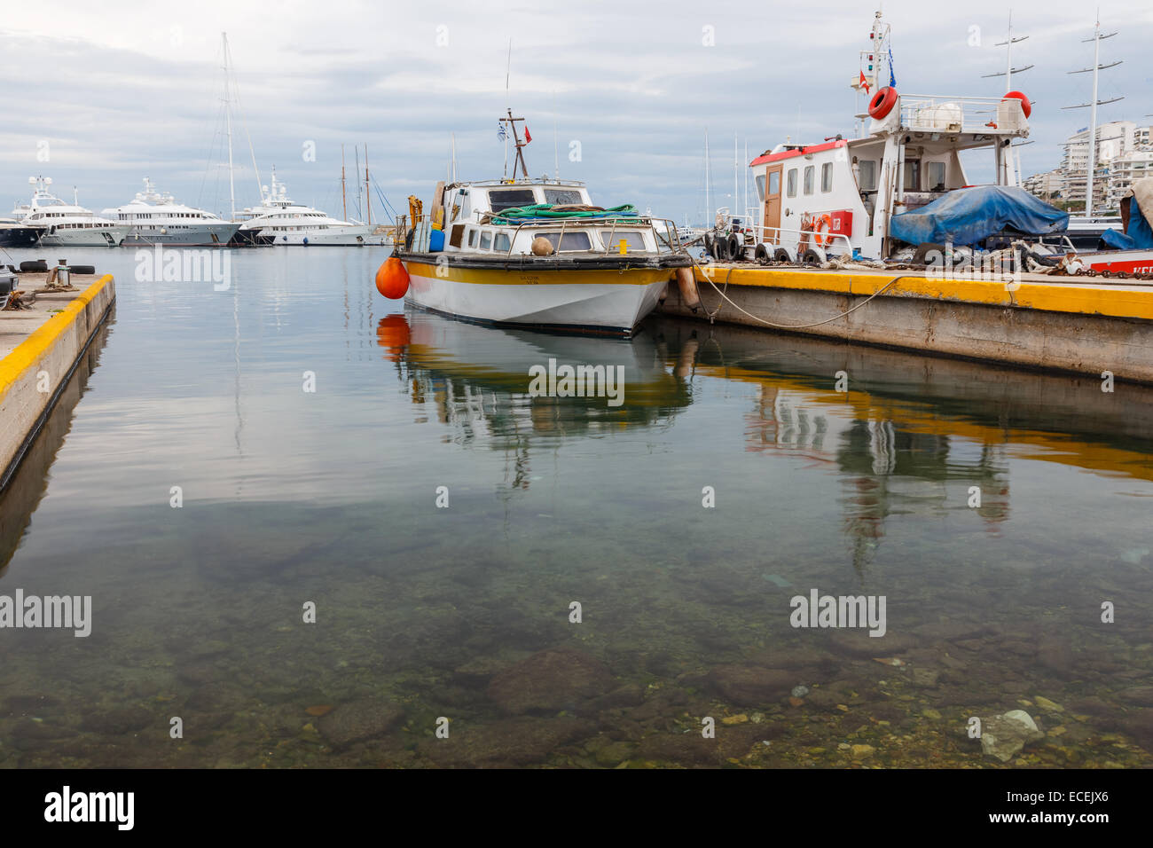 Teilansicht der Zea Marina Hafen mit Fischerbooten verankert entlang der Küste in Griechenland Stockfoto