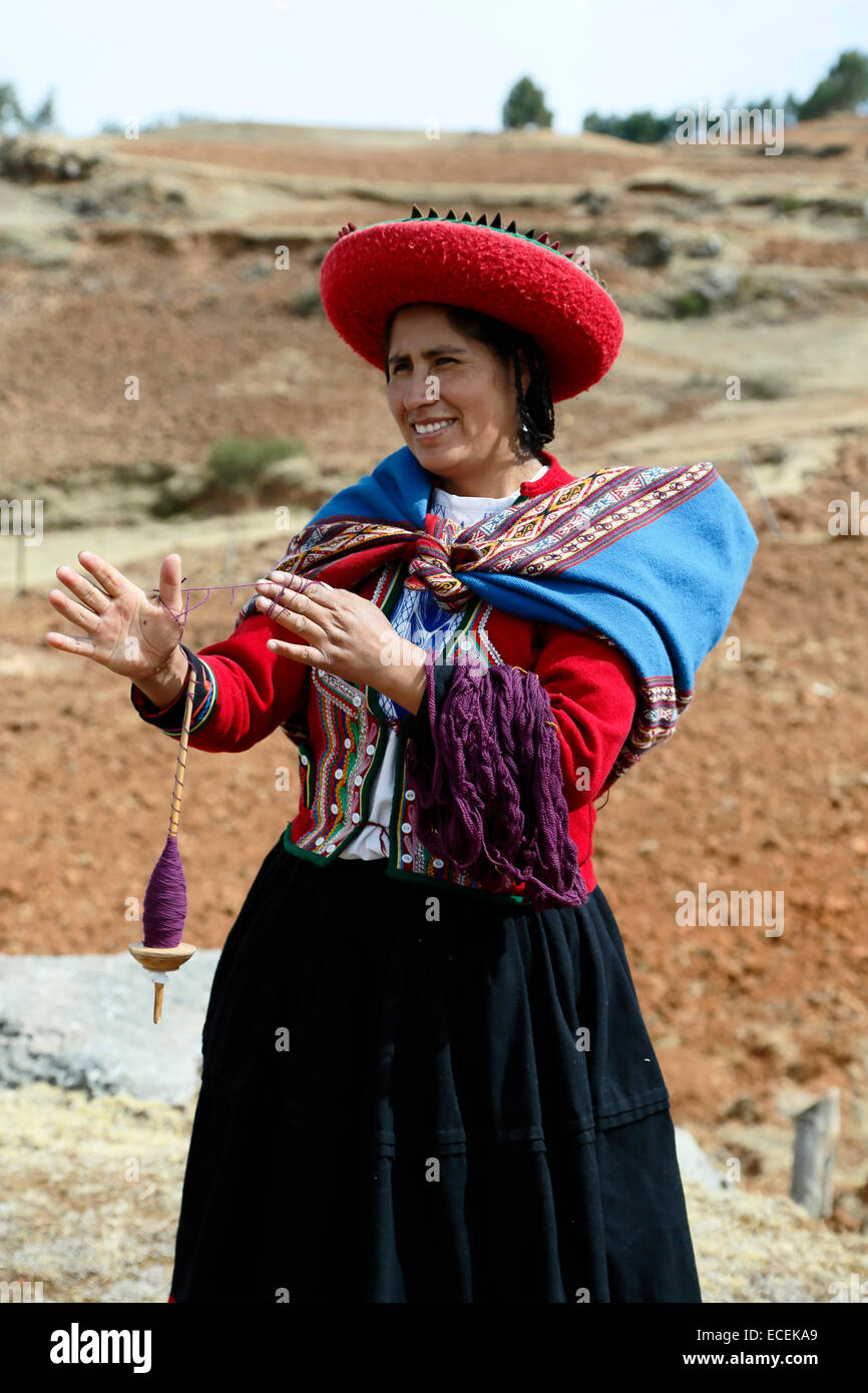 Quechua-Frau Braulia darstellende weben Demonstration, El Balcon del Inka Weber shop, Chinchero, Cusco, Peru Stockfoto