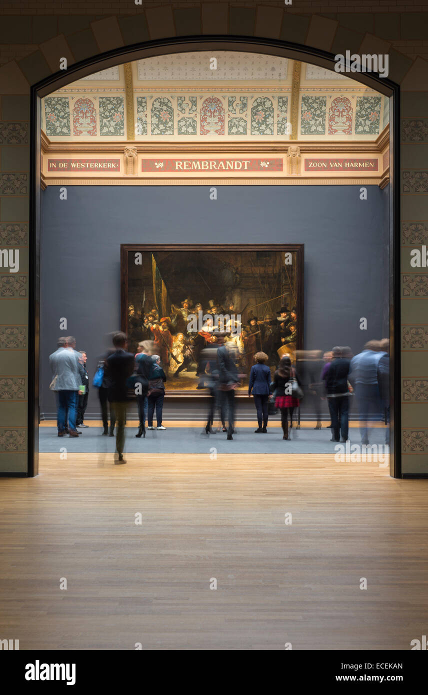 Besucher betrachten Rembrandt ist die Nachtwache im Rijksmuseum, Amsterdam, Niederlande Stockfoto