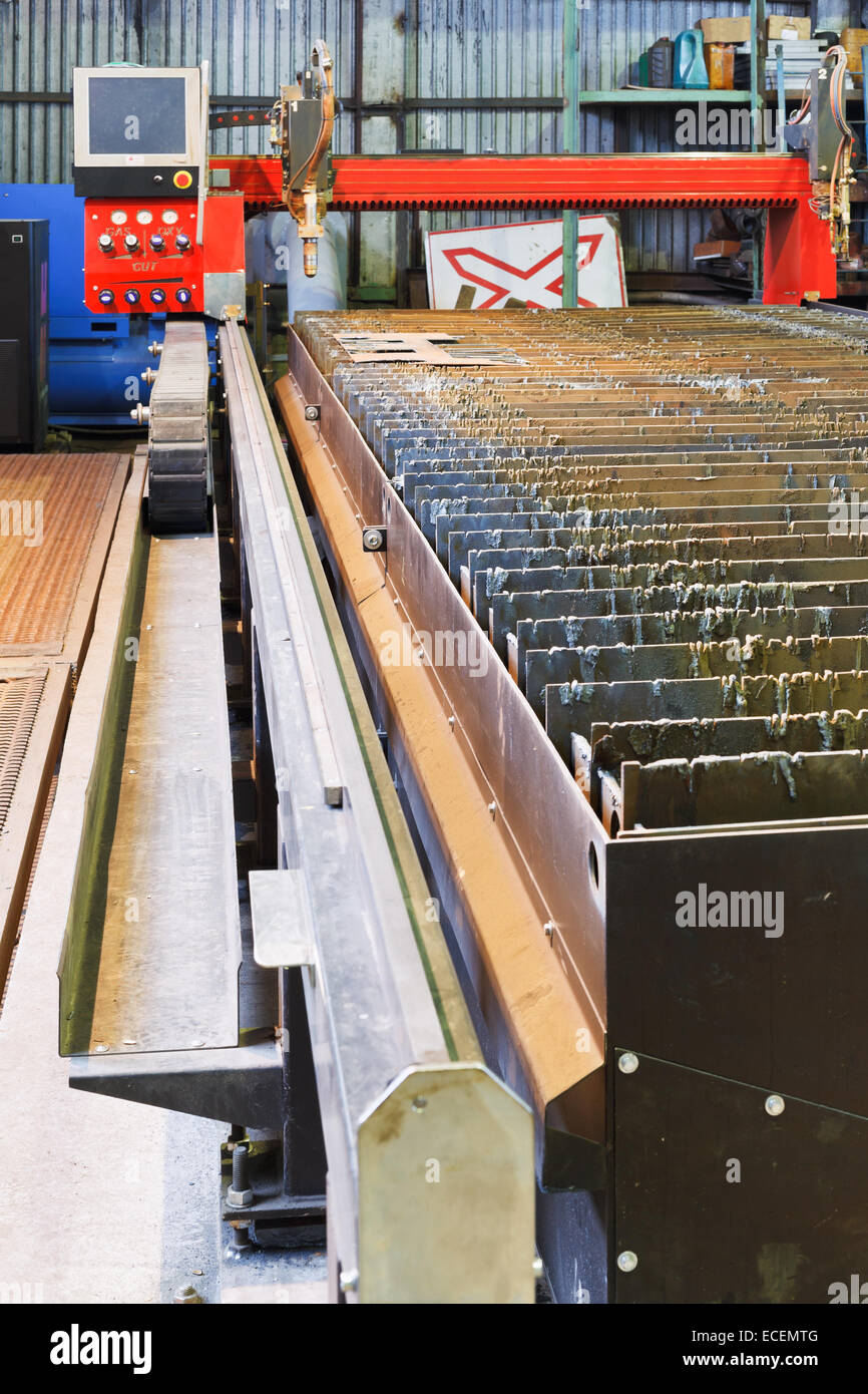 Schienen der CNC-Autogen und Plasma Fackeln schneiden Maschine in  mechanische Werkstatt Stockfotografie - Alamy
