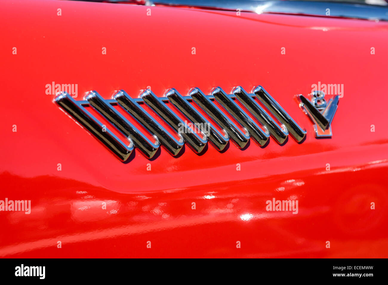 1957 Rot Ford Thunderbird Dekorative Logo Auf Dem Vorderen Kotflugel Eines Autos Auf Dem Display Bei Einer Oldtimer Show In S Florida Stockfotografie Alamy