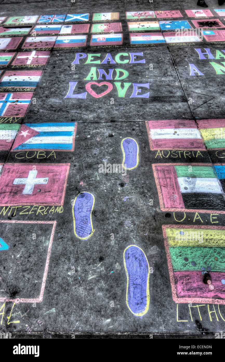 Frieden und Liebe.  Kreidezeichnung auf Straße Fahnen Stockfoto