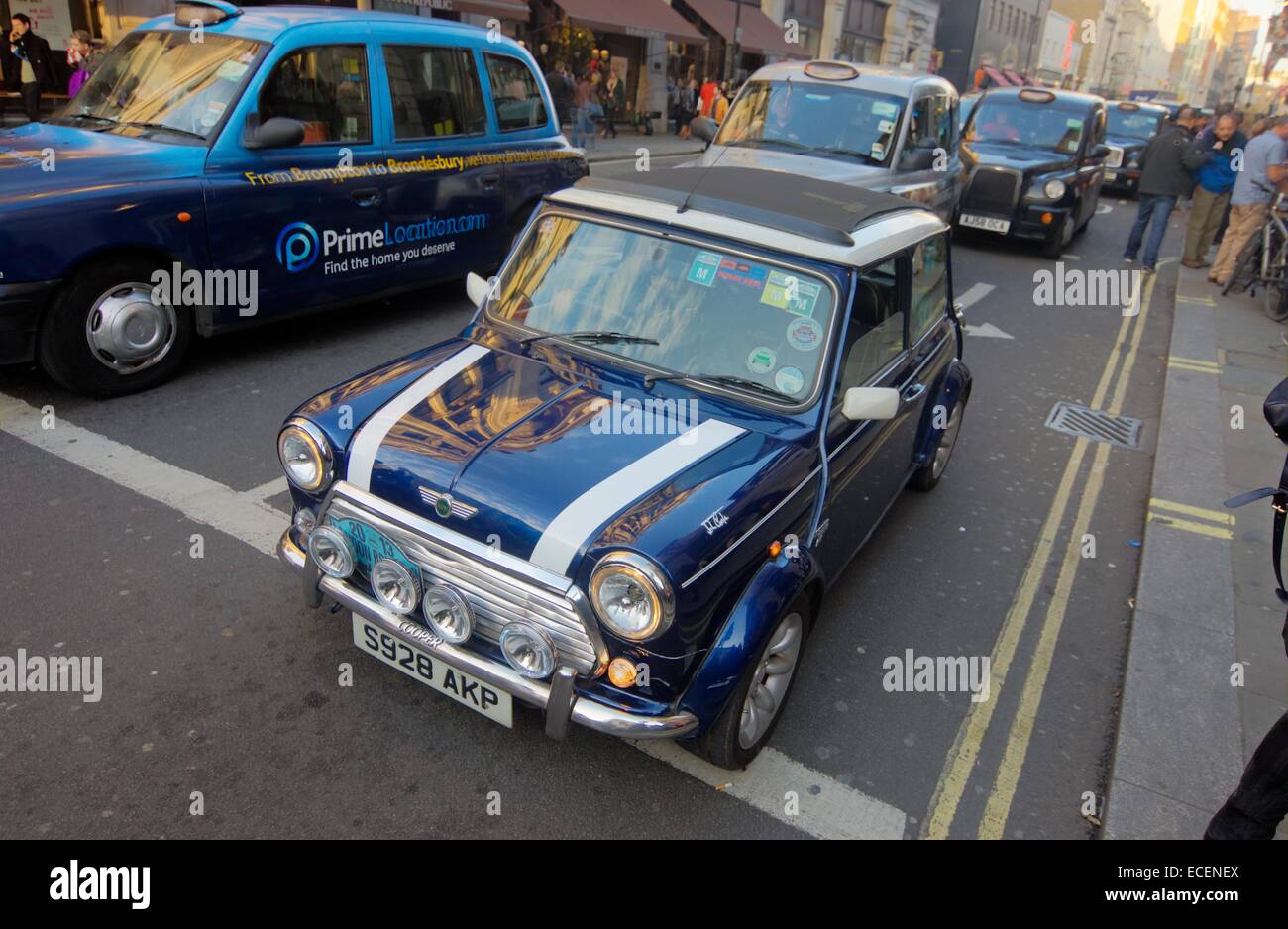 Mini Cooper Auto auf den Straßen Londons Stockfoto