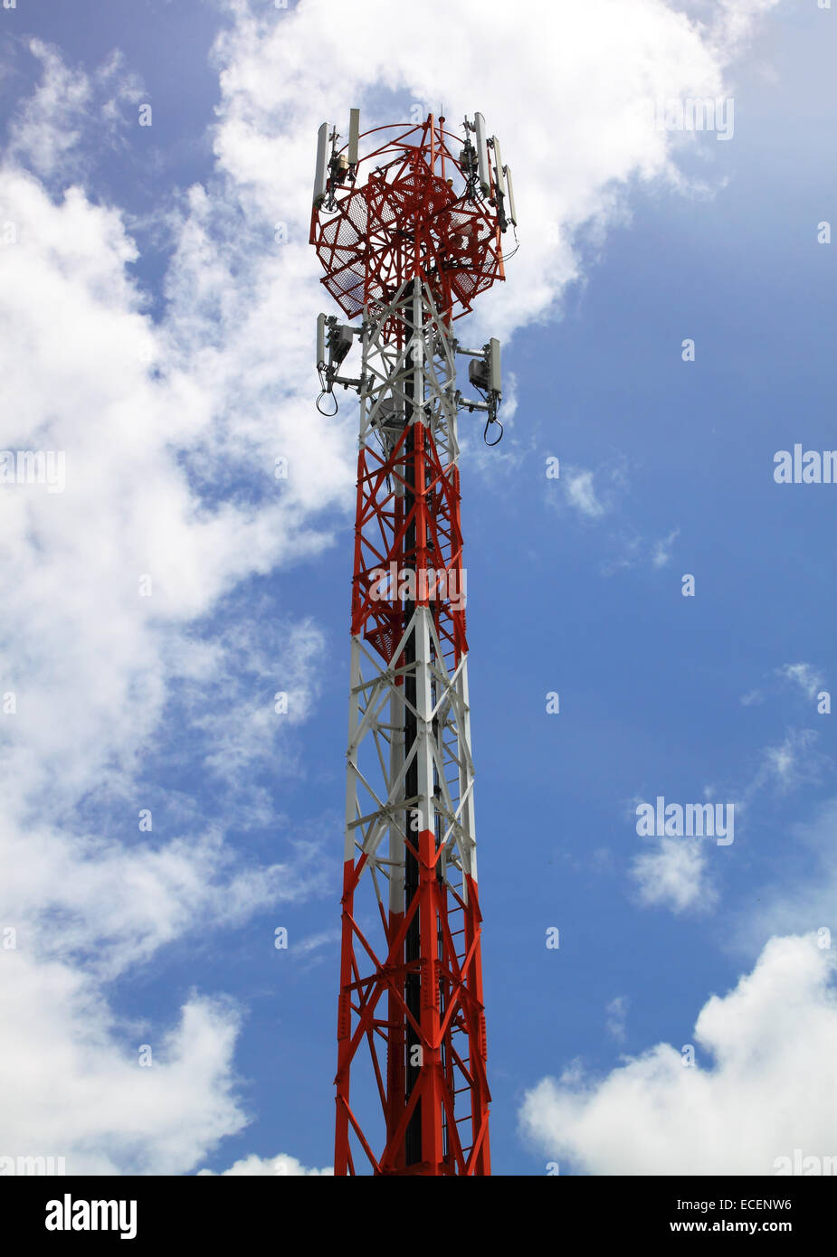 Drei große Telekommunikation Türme mit Antennen auf blauen Himmel. Ansicht von unten. Stockfoto