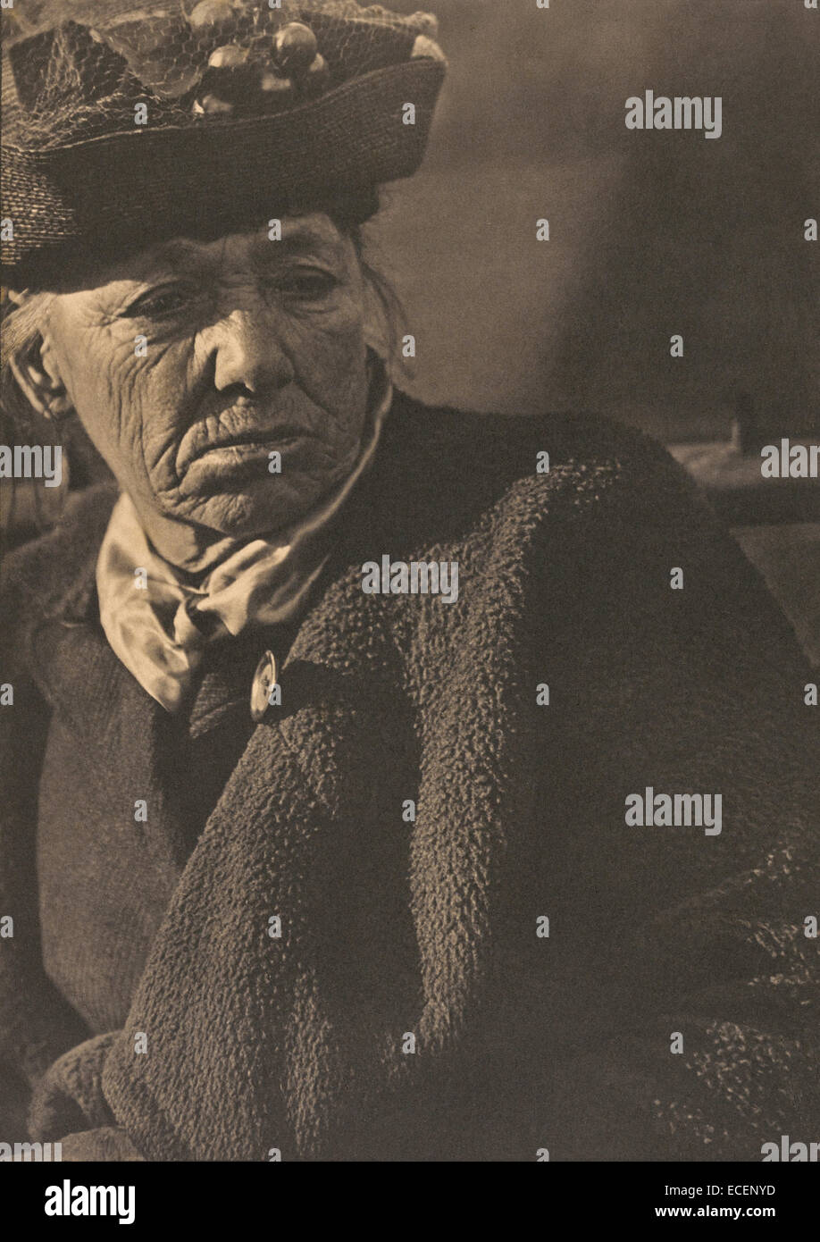 Porträt - New York; Paul Strand, American, 1890-1976; New York, New York, Vereinigte Staaten, Nordamerika; 1916; Platin print; Bild: 33,3 x 23,7 cm (13 1/8 x 9 5/16 Zoll.) Stockfoto