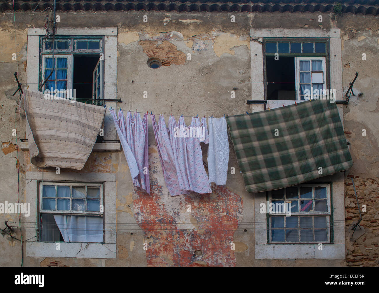 Kleidung an die Wäscheleine hängen.  Lissabon. Stockfoto