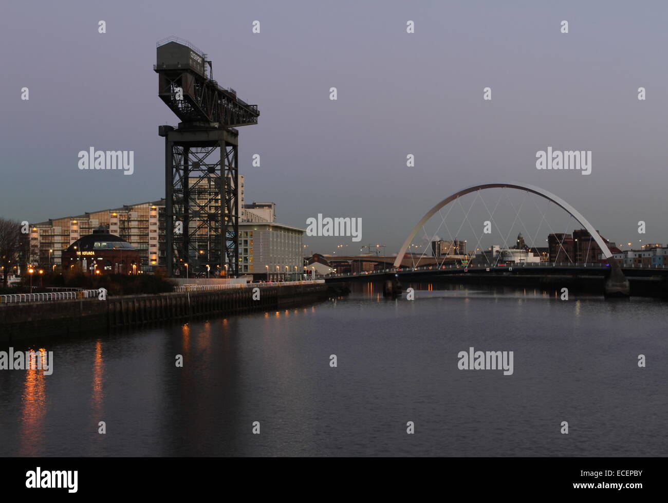Finnieston Kran und Clyde Arc in der Dämmerung Glasgow Schottland Dezember 2014 Stockfoto