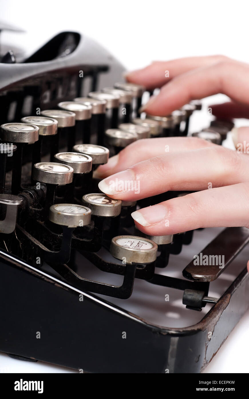 Finger auf Vintage Typisierung Maschine auf weiß Stockfoto