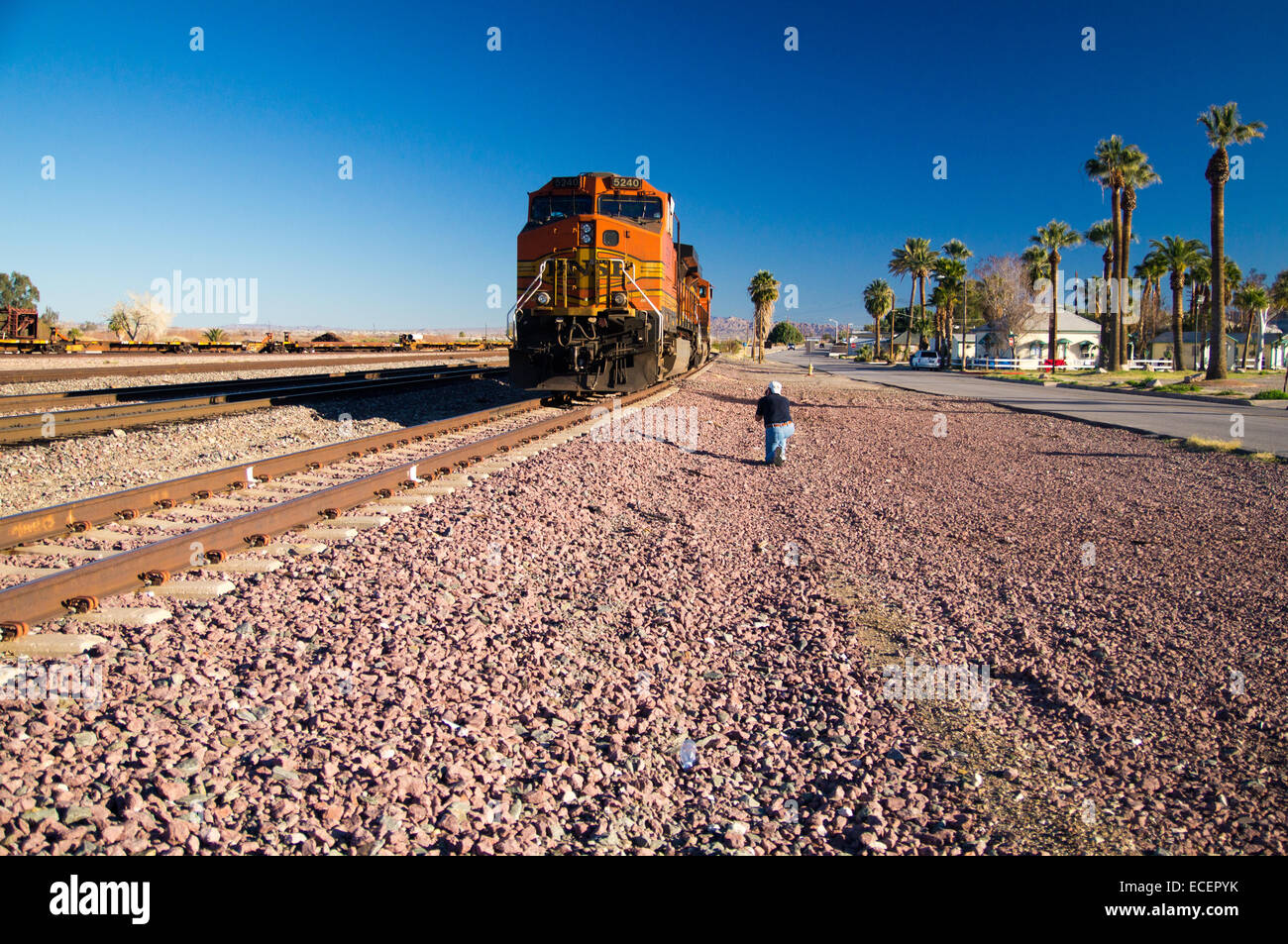 Fotograf fängt Bild von Markanten orangefarbenen und gelben Burlington Northern Santa Fe lok Güterzug. 5240 Stockfoto