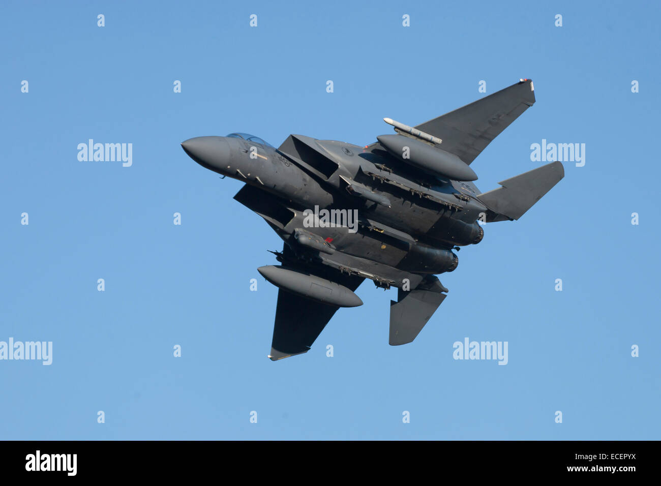 McDonnell Douglas F-15 Eagle niedrigen Blick über unter Wagen vor einem blauen Himmel fliegen Stockfoto