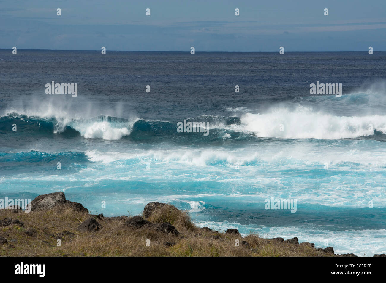 Chile, Osterinsel aka Rapa Nui. Aussicht auf den Pazifik von brechenden Wellen entlang der felsigen vulkanischen Ostern Insel. Stockfoto