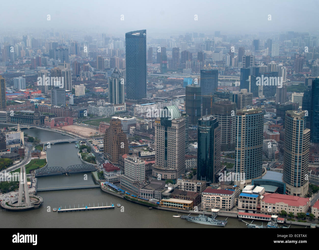 Shanghai: Luftaufnahme am Fluss, Brücke und darüber hinaus. Erschossen von oben der Gebäude in der Gegend von Pudong. Typische bedecktem Himmel. Stockfoto