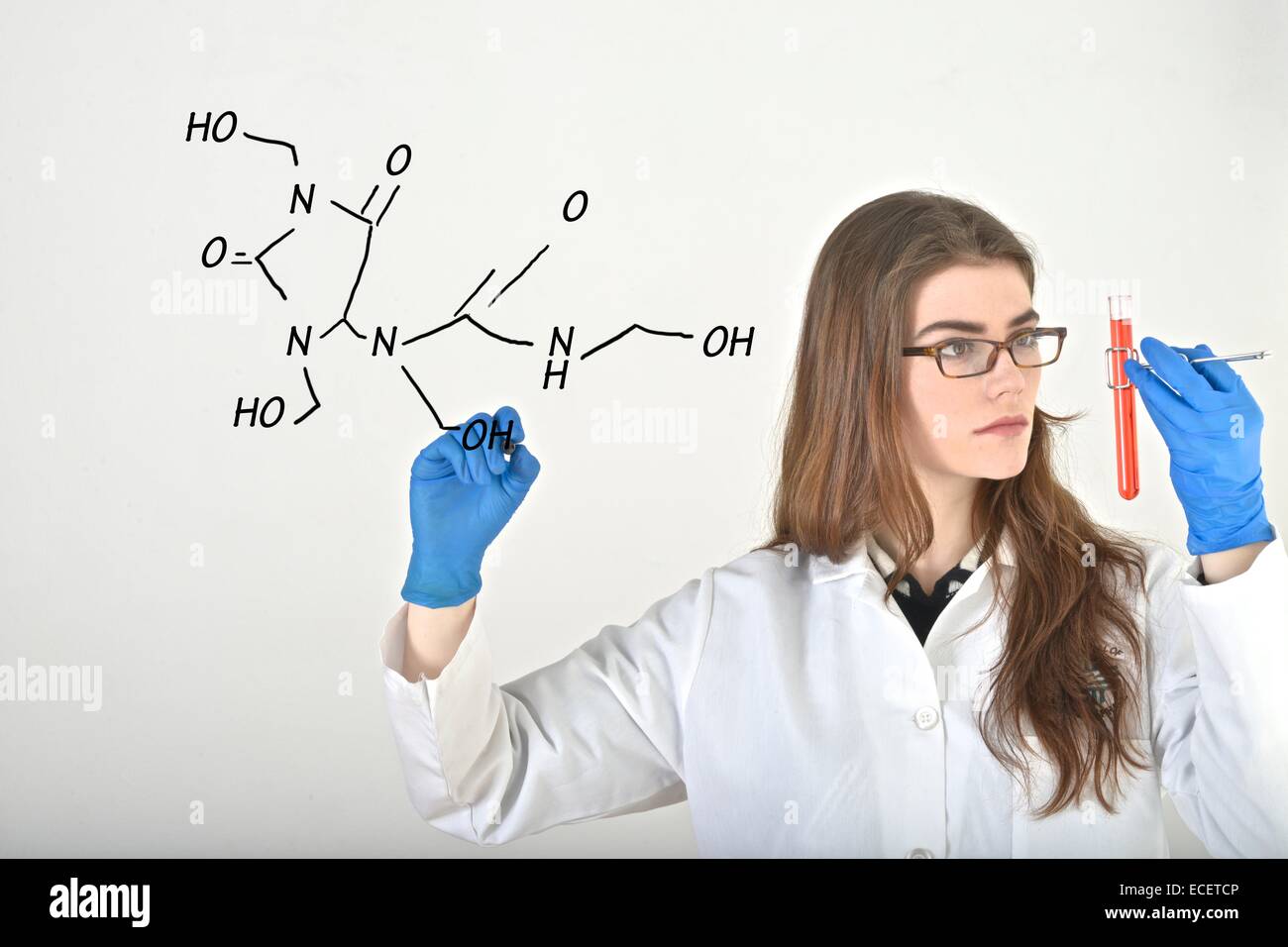 Forscher halten eine Glasröhre lab Stockfoto