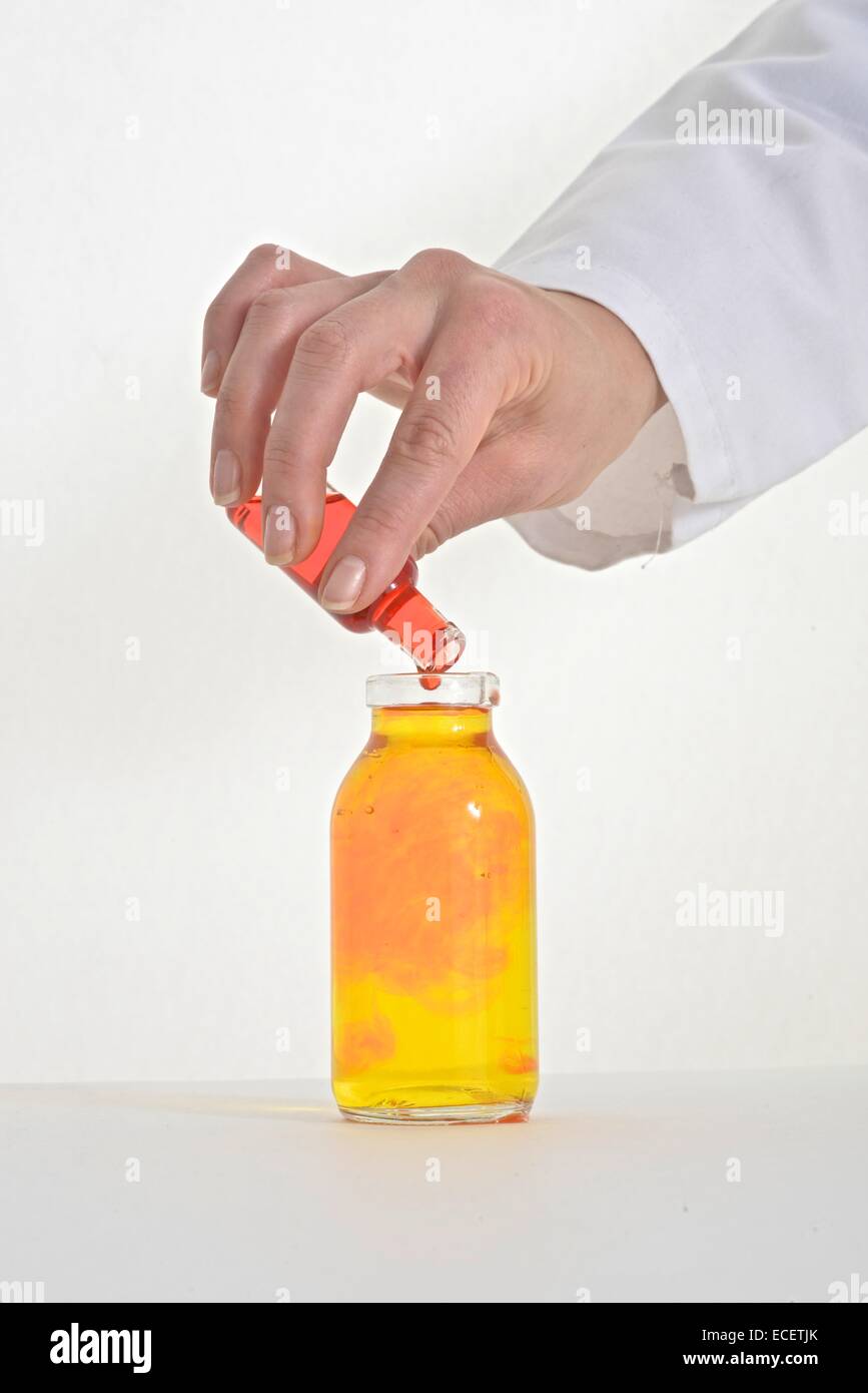 Experiment von Mischen von zwei Primärfarben um eine Sekundärfarbe zu erhalten Stockfoto