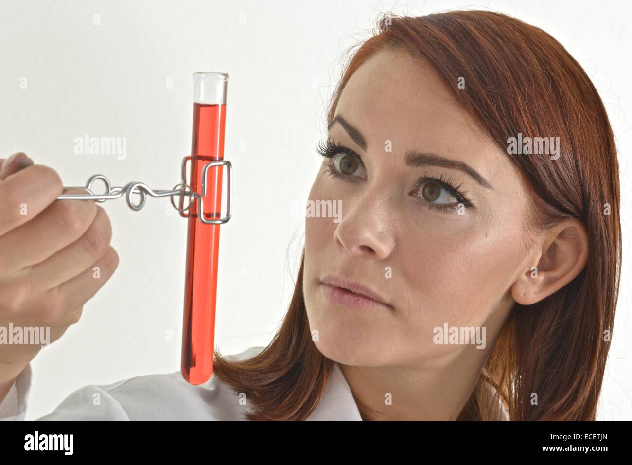 Forscher halten eine Glasröhre in einem Labor Stockfoto