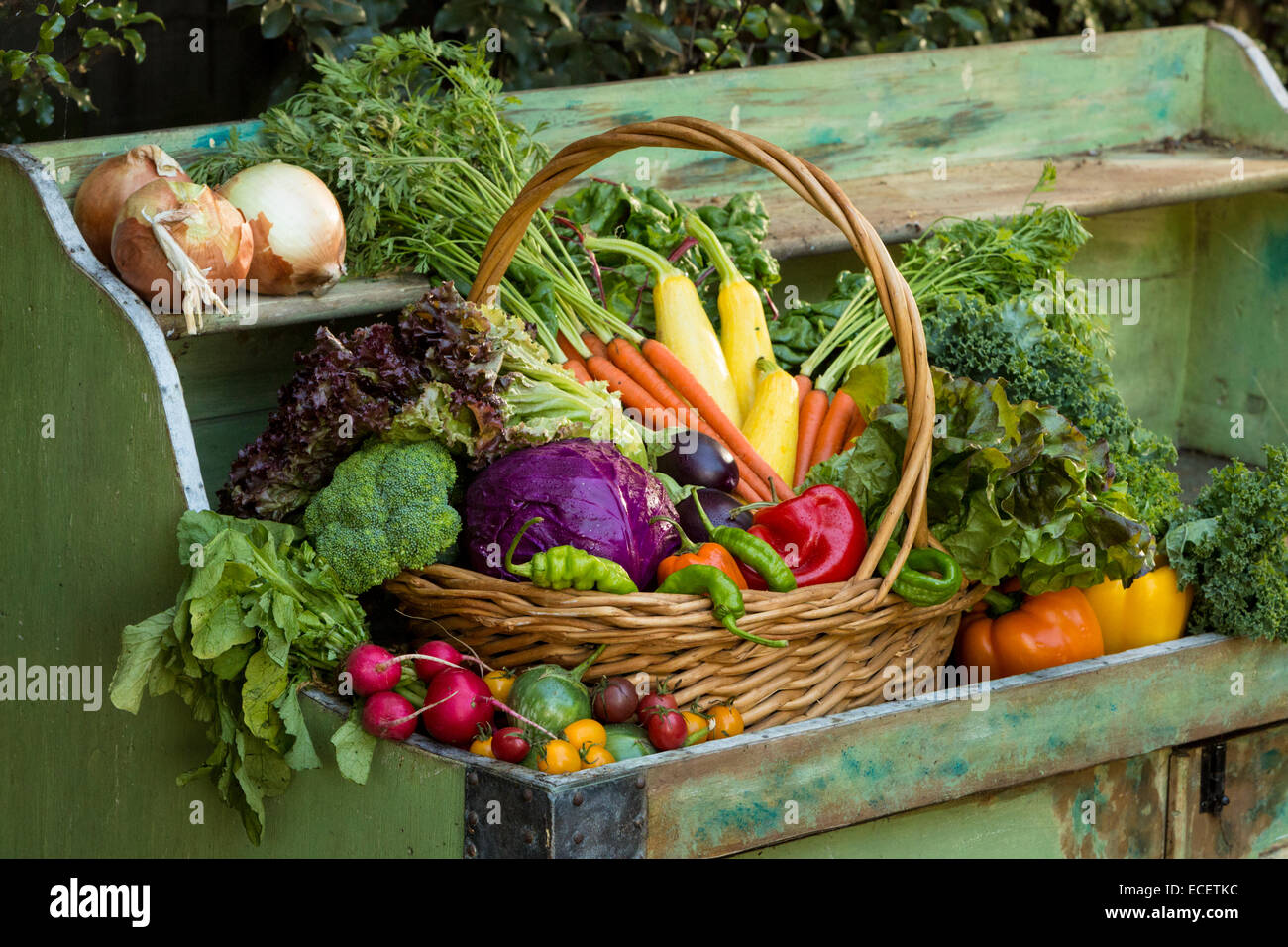 Farm Fresh Produce in Korb mit Paprika Stockfoto