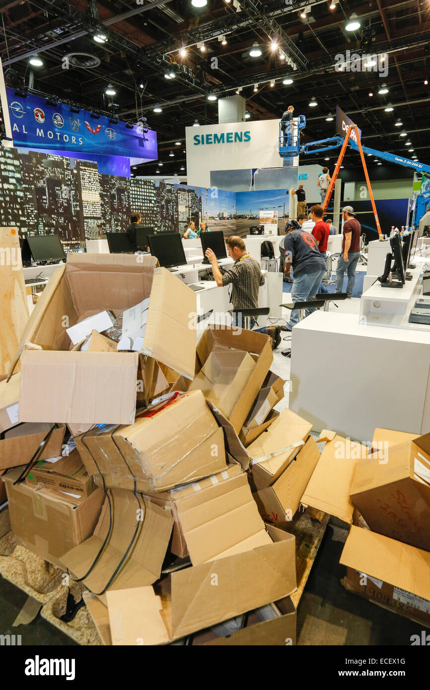 Detroit, Michigan - Arbeiter bereiten Displays in der Ausstellungshalle für die intelligente Transport Systeme World Congress. Stockfoto