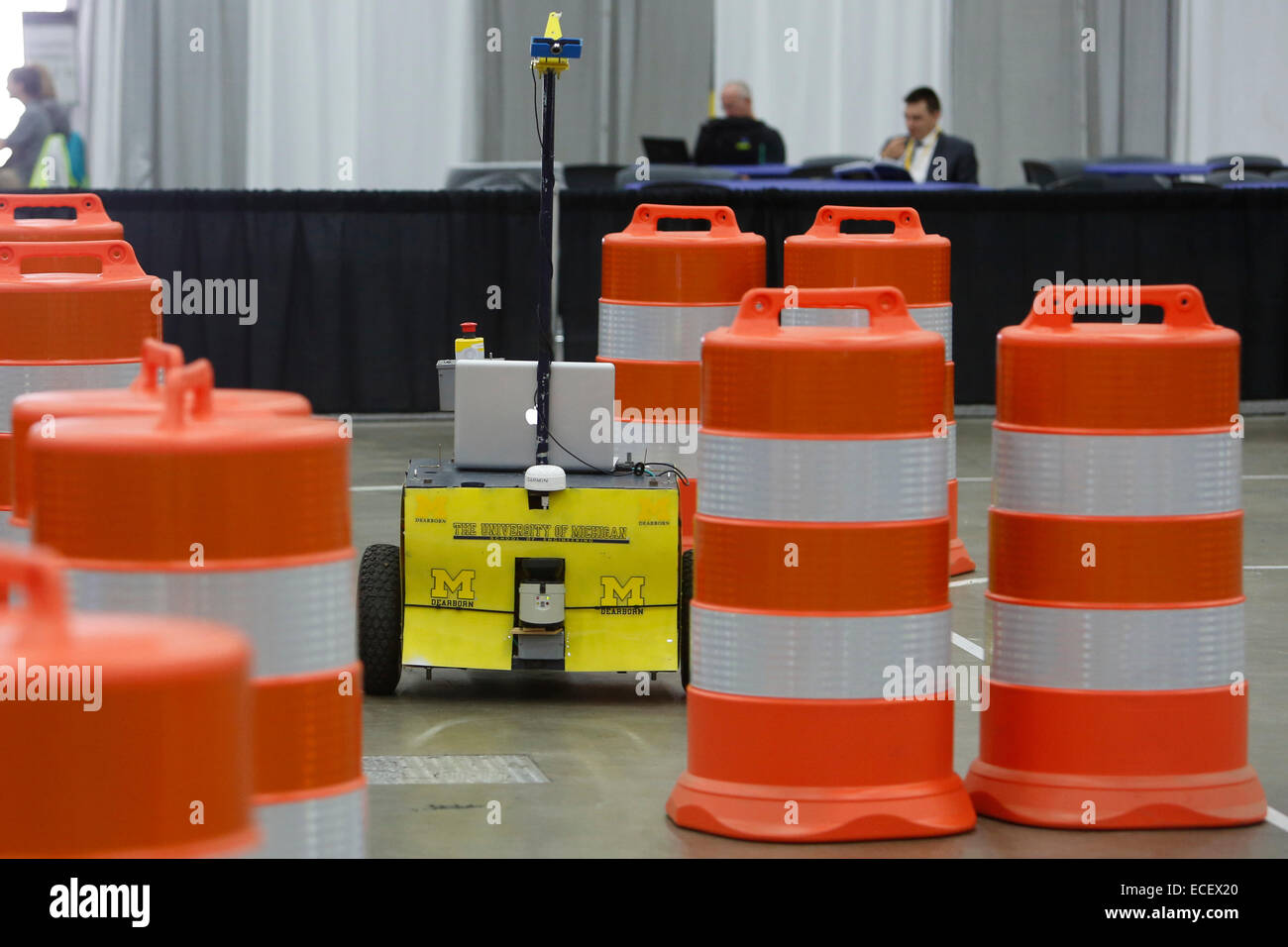 Detroit, Michigan - A University of Michigan selbstfahrenden Fahrzeug verhandelt Verkehr Fässer. Stockfoto