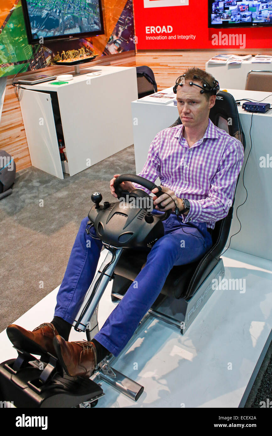 Ein Thema trägt Sensoren um seinen Geisteszustand bei Ablenkungen während des Betriebs eines Fahrsimulators zu überwachen. Stockfoto