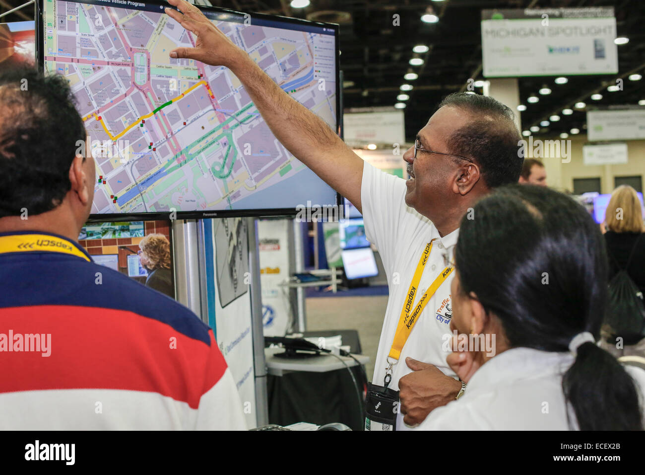 Teilnehmer in die intelligente Transport Systeme World Congress verfolgen Sie den Fortschritt eines Autos auf einer Karte. Stockfoto