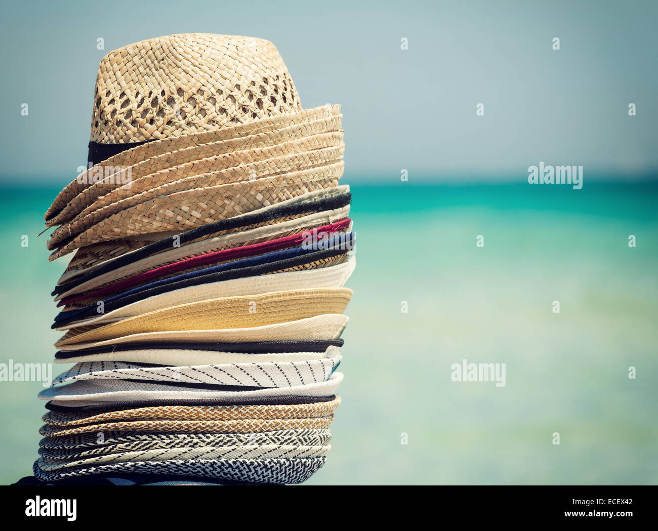 Bunte Mützen für den Verkauf auf dem Strand Reisen Konzept. Stockfoto