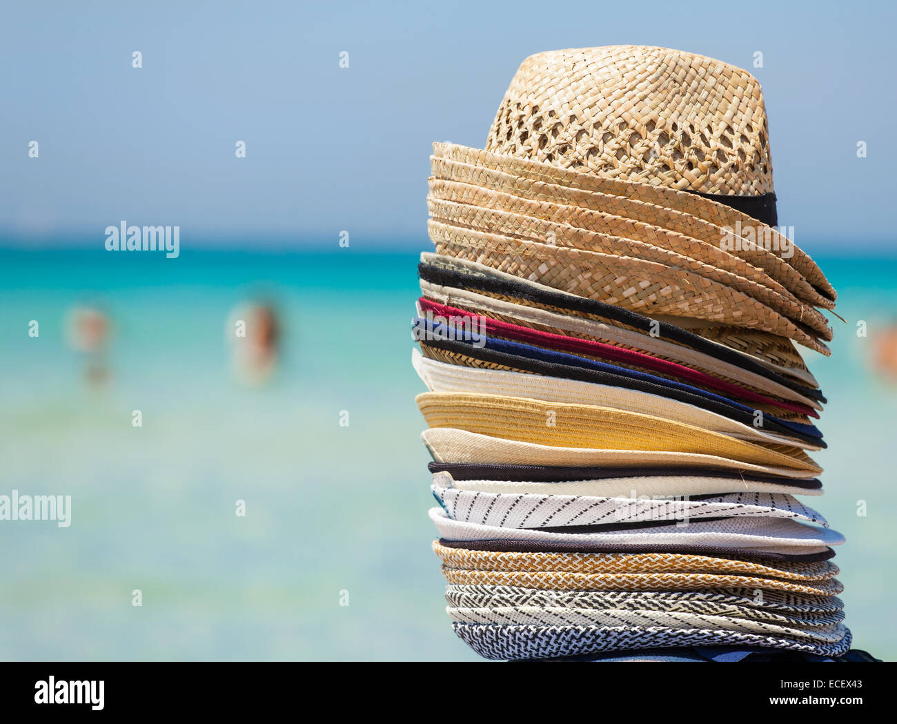 Bunte Mützen für den Verkauf auf dem Strand Reisen Konzept. Stockfoto