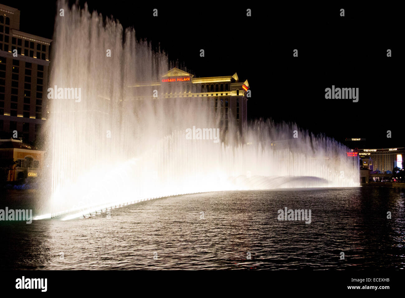 Wasser-Brunnen Anzeigen Funktion im Caesars Palace Hotel & Casino nachts am Las Vegas Strip, Clark County, Nevada, im Juli Stockfoto