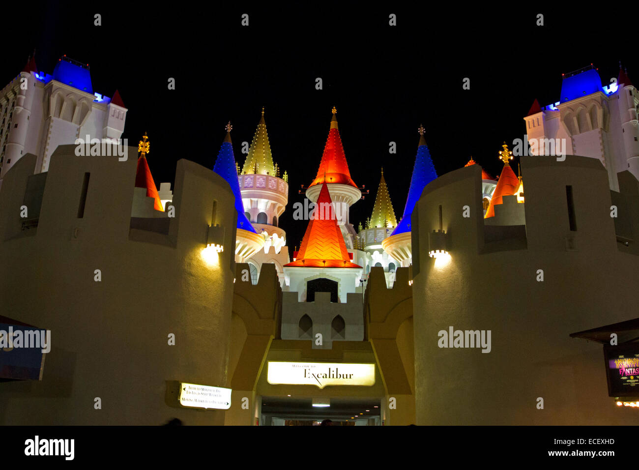 Excalibur Hotel und Casino am Las Vegas Strip, Clark County, Nevada im Juli nachts beleuchtet Stockfoto