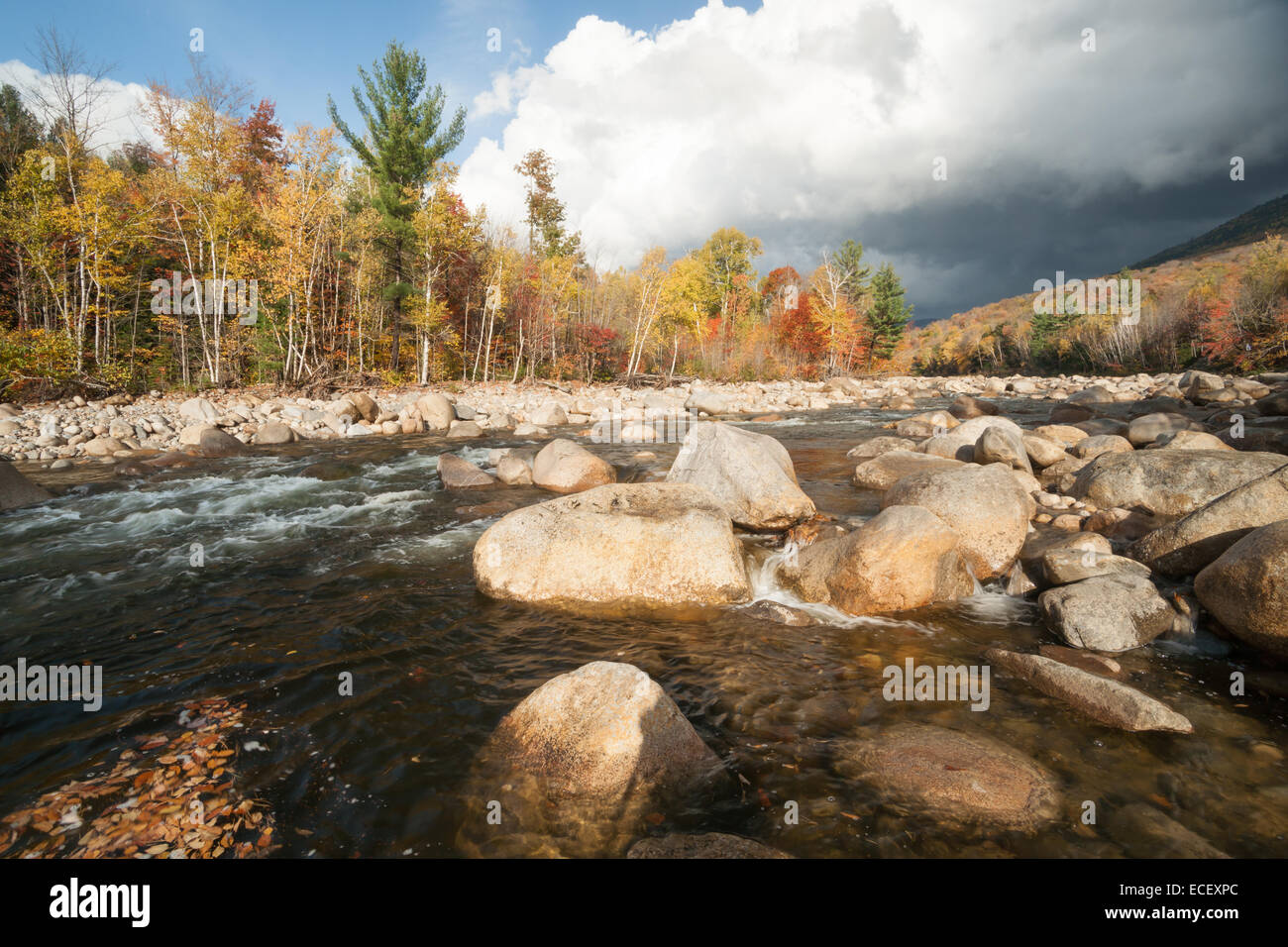 Pemigewasset River an den Ausläufern der Loon Mountain. Stockfoto