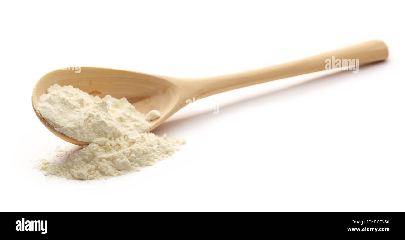 Haufen von weißes Weizenmehl in Holzlöffel Stockfoto