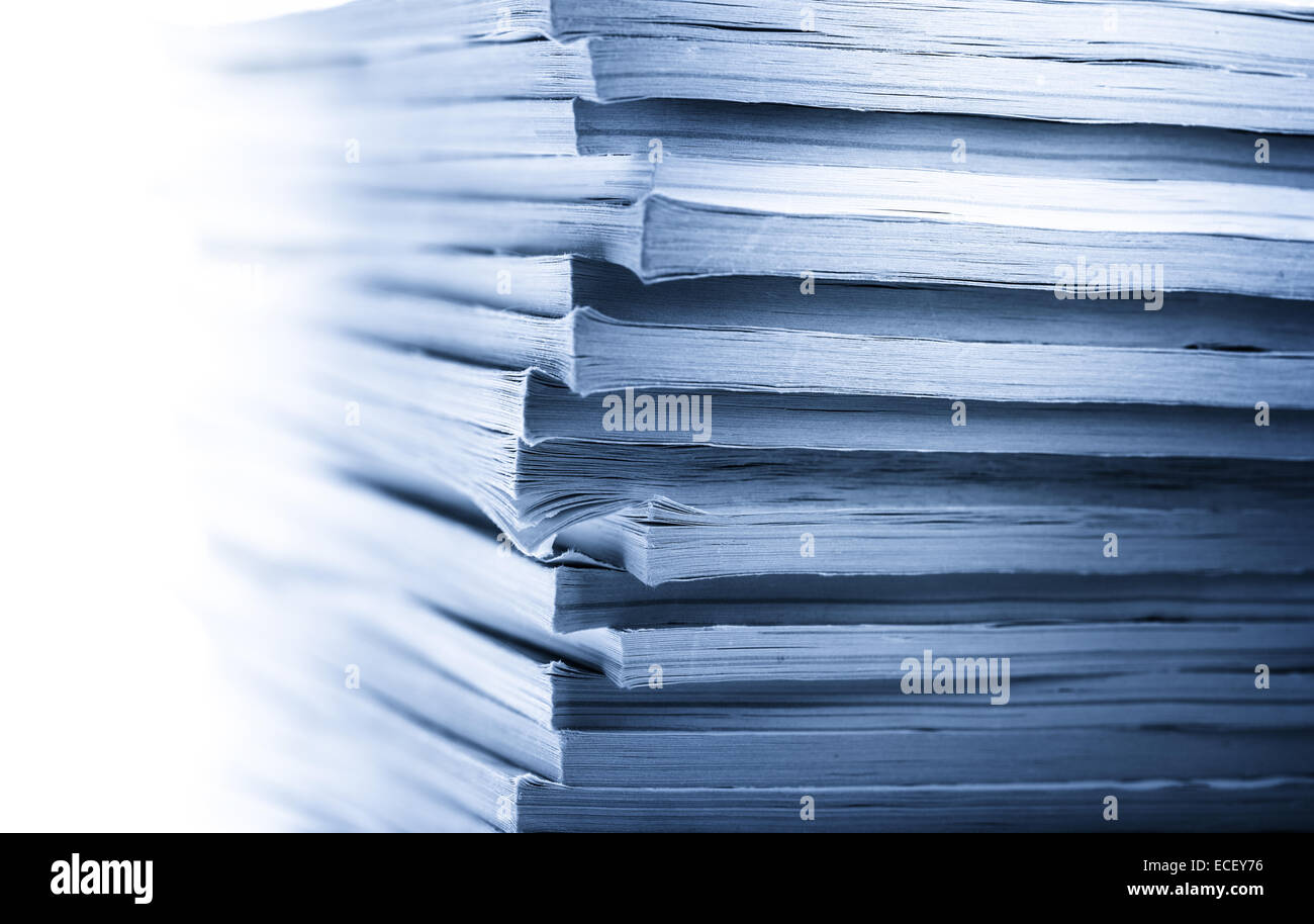 Stapeln von alten Zeitschriften als Hintergrund Stockfoto