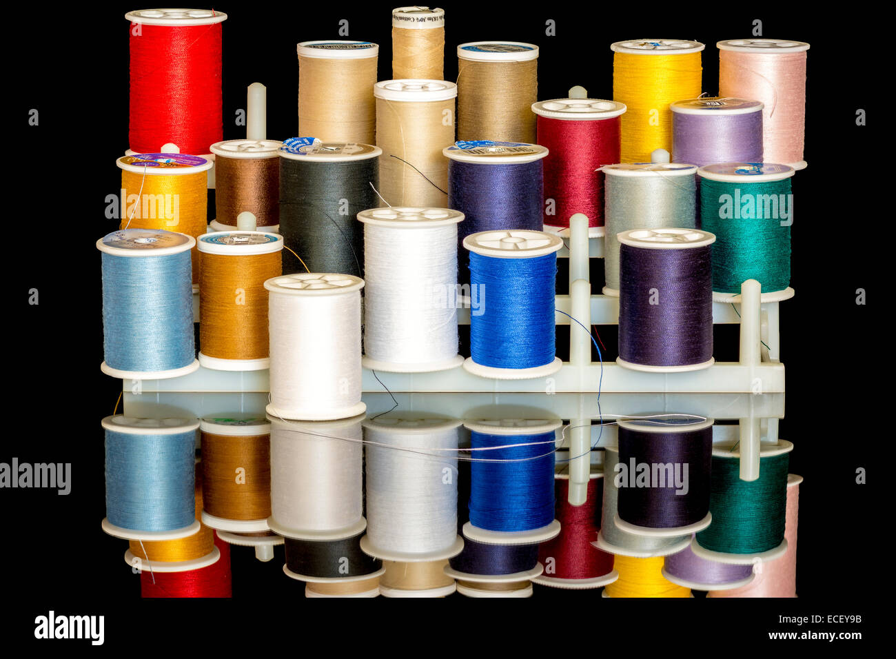 Viele Farbe Spulen des Threads in einer Halterung Stockfoto