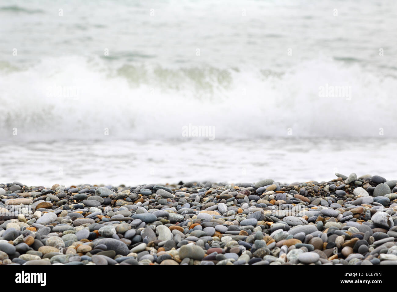 Meer Hintergrund mit Wellen und Steinen Stockfoto