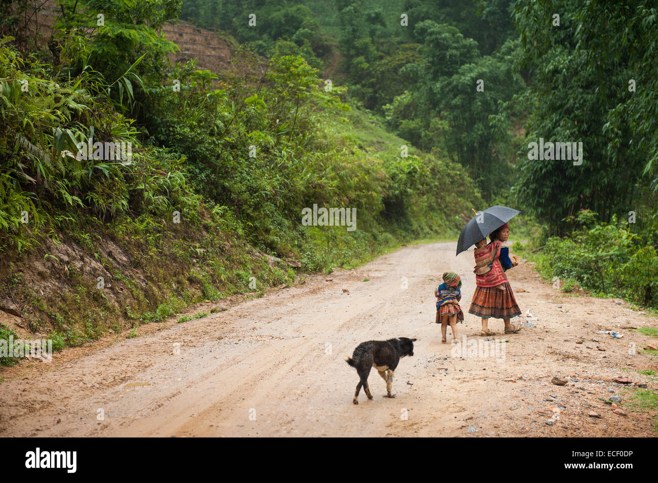 Hmong-Frau und ihren Kindern zu Fuß entlang einer Straße Stockfoto