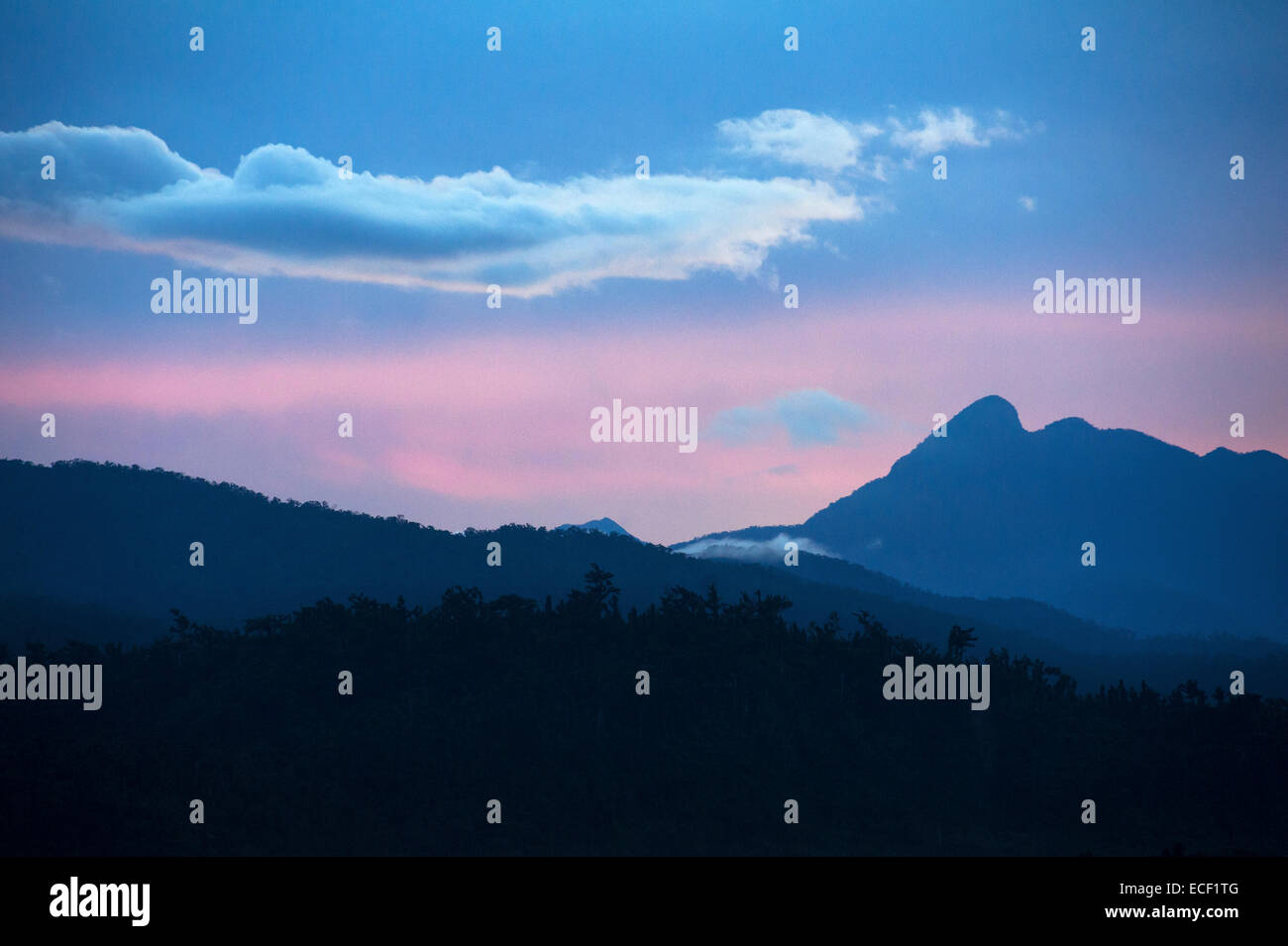 Sonnenuntergang über den Bergen der Sierra Madre in Luzon, Philippinen Stockfoto