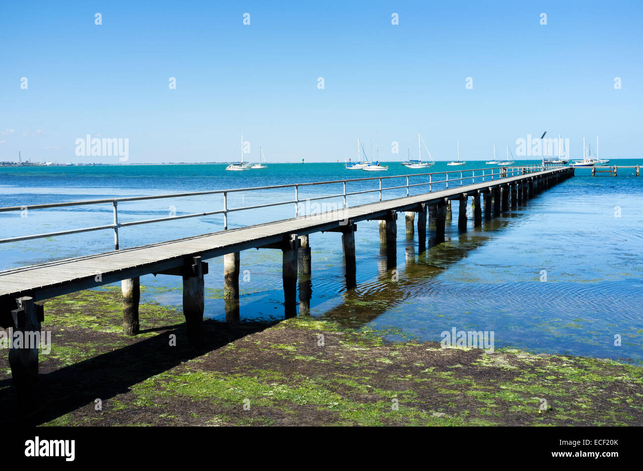 Alte hölzerne Pier Geelong, Australien. Sonnigen Sommernachmittag. Blauer Himmel und Wasser. Stockfoto