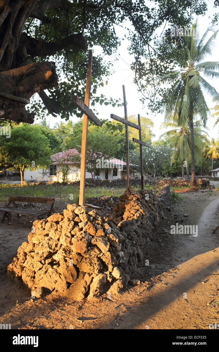 Hölzerne Kreuze außen Kirche am Nembrala Strand, Rote Insel Stockfoto