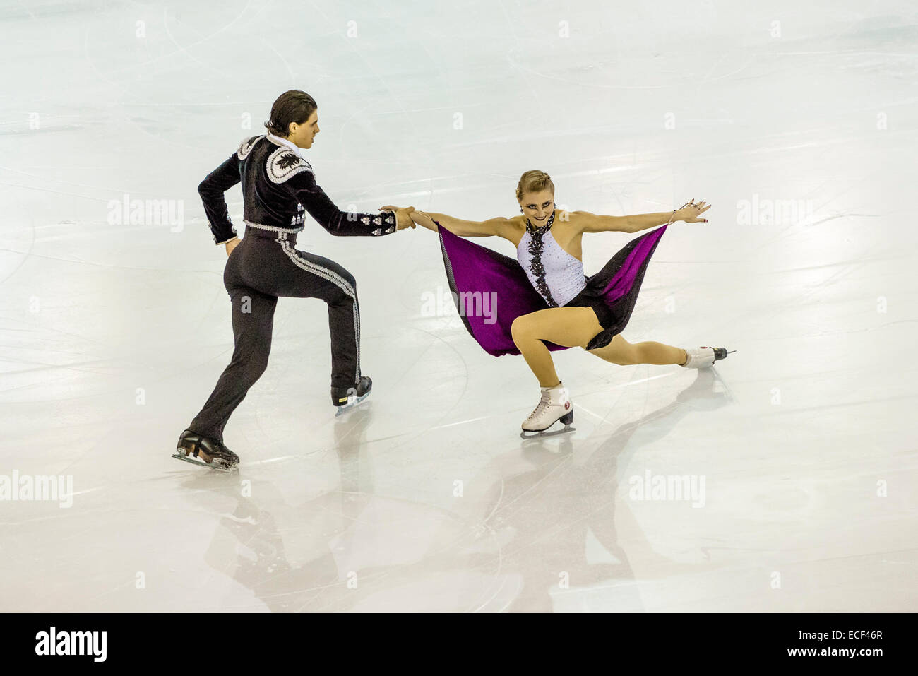Piper Gilles / Paul Poirier (CAN) führen in der Tanz-SENIOR - Kurzprogramm bei der ISU Grand Prix of Figure Skating Finale in Barcelona Stockfoto
