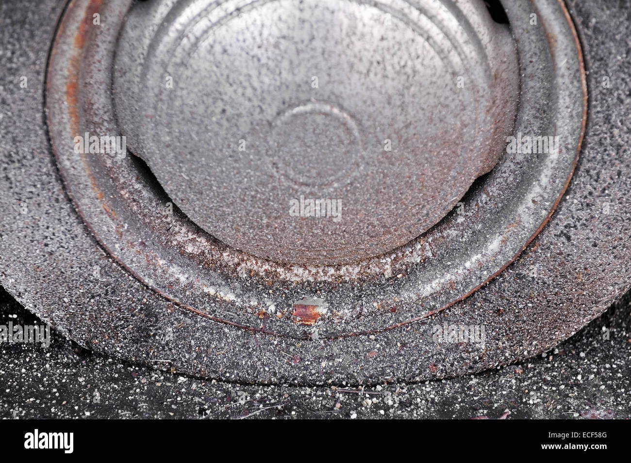 Detail mit einer Reifenpanne alt und rostig aus einem verlassenen Auto erschossen. Stockfoto