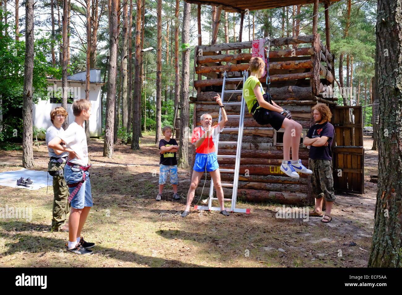Teenager camp, Scout geben im Wald von seiner River, in der Nähe Starachowice, Woiwodschaft Świętokrzyskie Region Stockfoto
