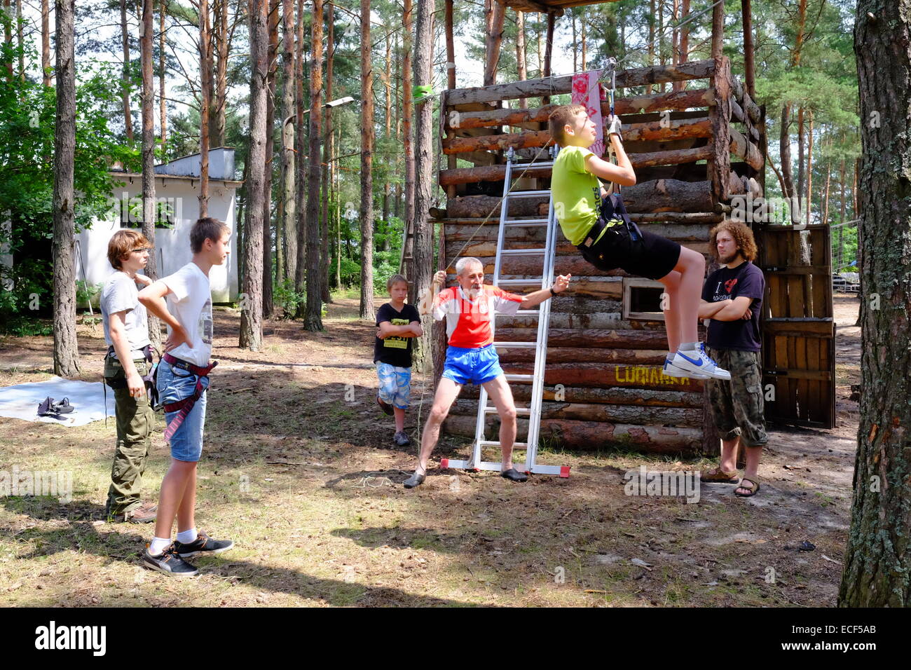 Teenager camp, Scout geben im Wald von seiner River, in der Nähe Starachowice, Woiwodschaft Świętokrzyskie Region Stockfoto